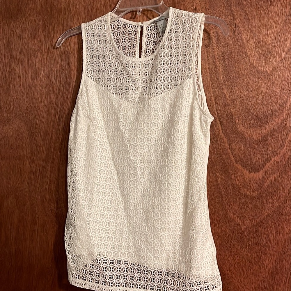 H & M white top. Medium. So nice! Worn twice. Perfect condition.